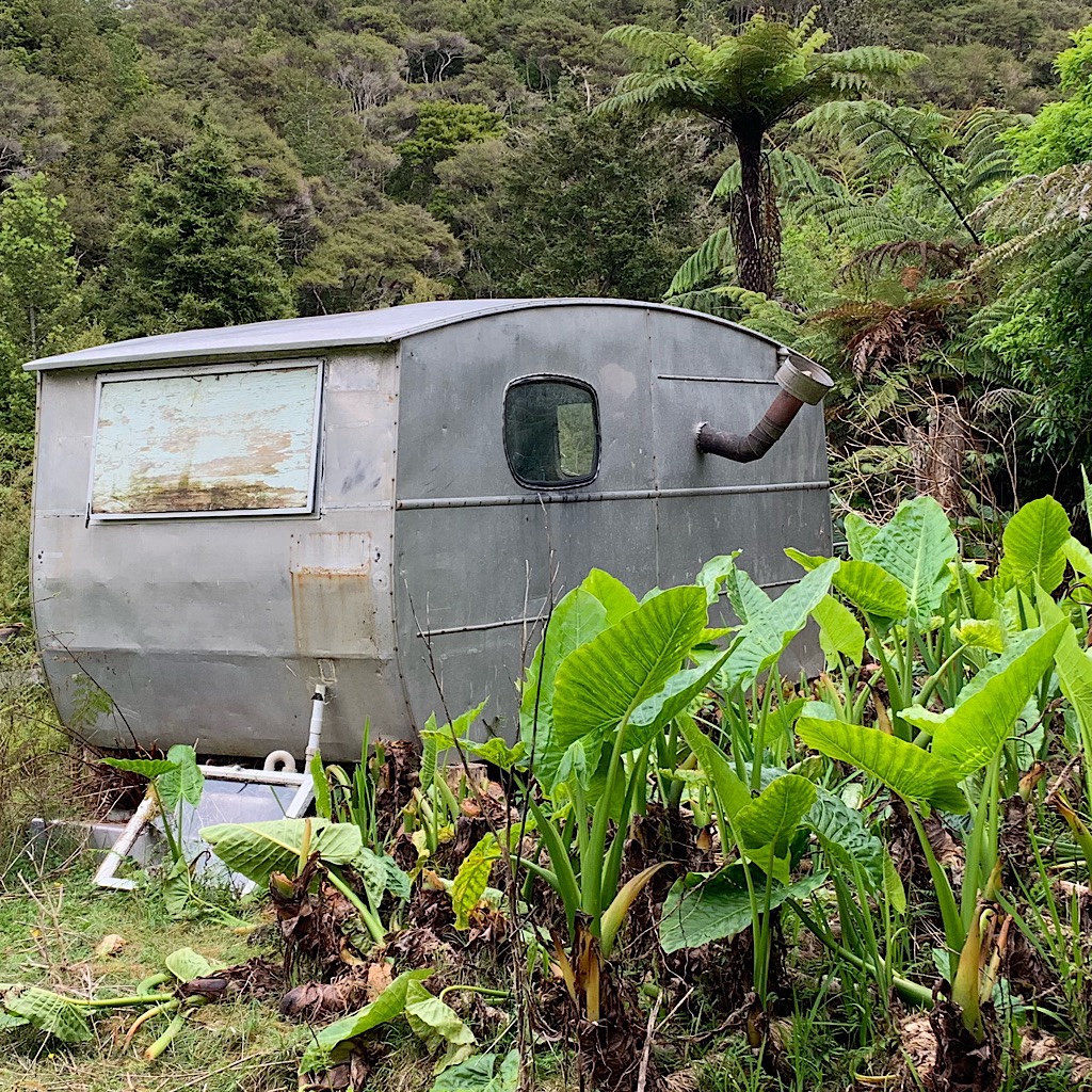 A caravan as a guest room is typical in New Zealand. 