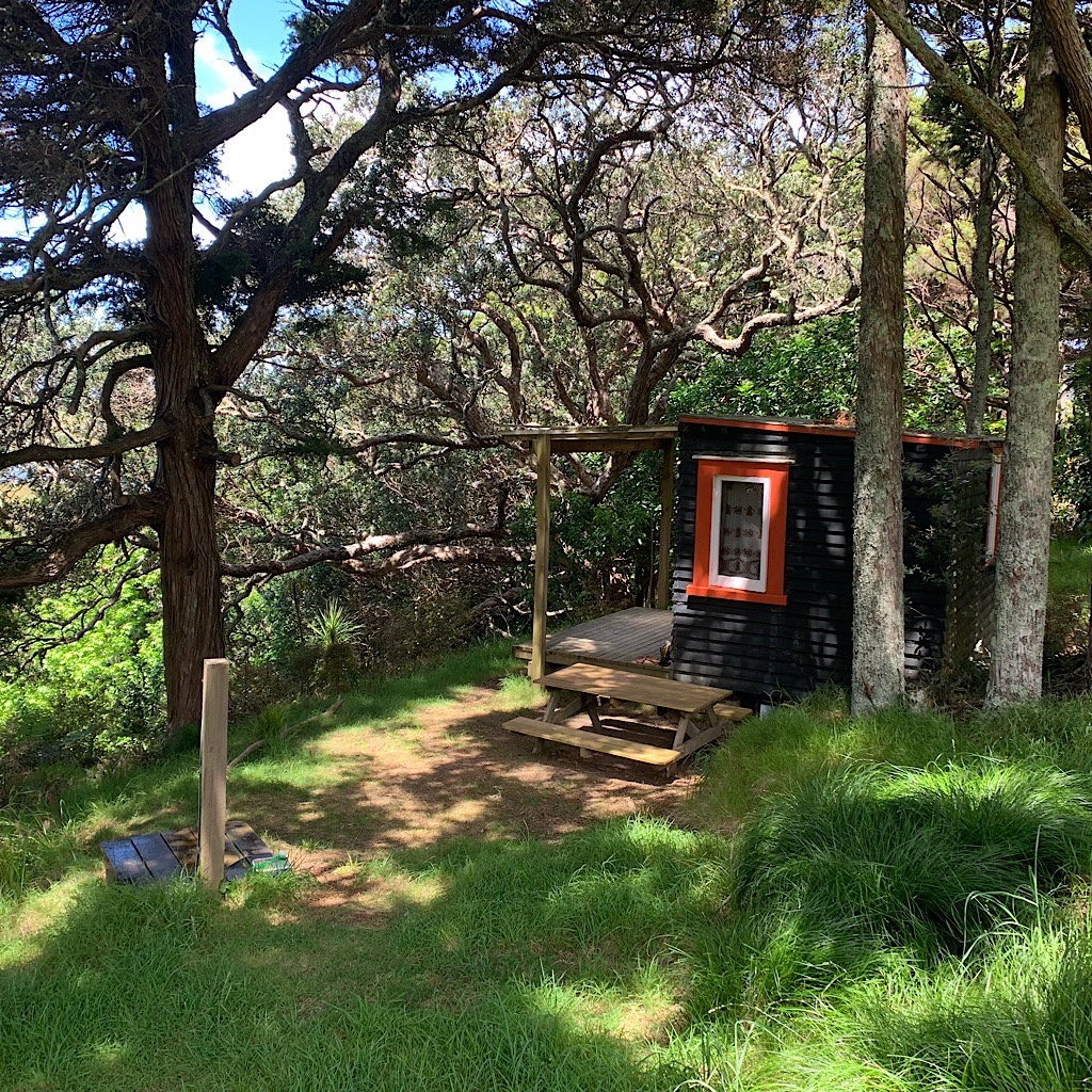 My little cabin at Tidesong with an outdoor shower. 