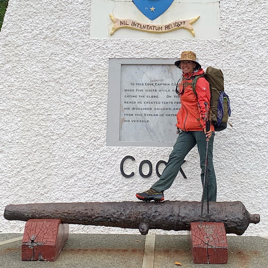 Standing on a cannon from the time of Captain Cook before starting the Queen Charlotte Track in the South Island. 